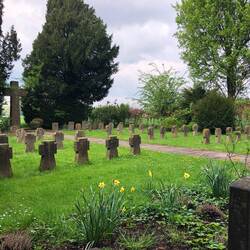 Im Krieg war hier ein Lazarett mit 800 Verletzten- jeder 10. starb und wurde bestattet