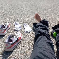 On fait sécher les pieds les chaussures et les chaussettes.