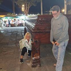 Vera und Uwe testen das Gewicht des Tragegestells