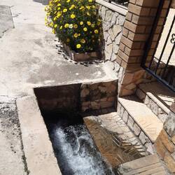 überall laufen Wasserkanäle