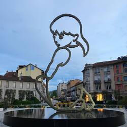 Brunneninstallation auf der Pza. Michele Ferrero