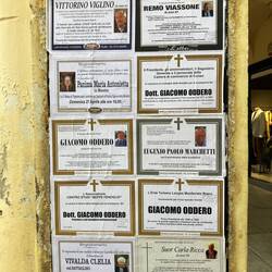 Todesanzeigen irgend wo an einer Häuserecke