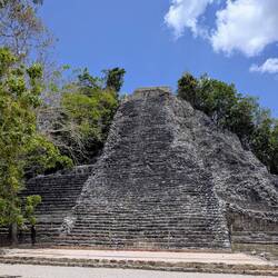 Zur Gruppe Nohoch Mul gehört die 42 m hohe Pyramide mit 120 Treppenstufen, El Castillo genannt.