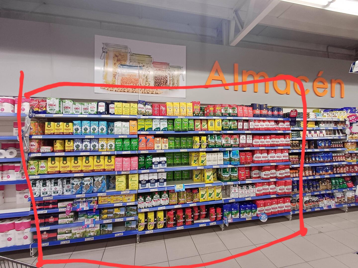 Mate-Regal im Supermarkt