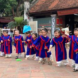 Ecoliers en visite à Van Mieu.