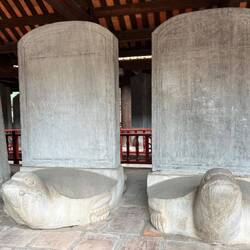 stèle en hommage aux lauréats des concours