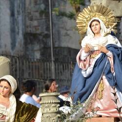 Die Mädchen tragen die Maria