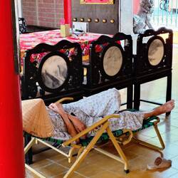 Siesta im Tempel - bei den hohen Temperaturen wirklich notwendig.