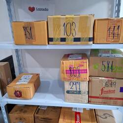 Das Paket mit der Nummer 584 gehört uns! Es ist unsere Wohnungsnummer ;)