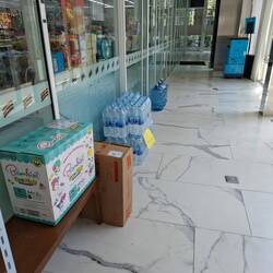 Wasserlieferung ist da! Nebenan durch Glas abgetrennt der 7/11-Laden