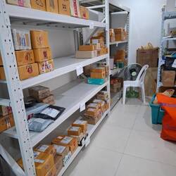 Die Pakete und Päckchen sind deutlich mit der jeweiligen Nummer der Wohnung gekennzeichnet