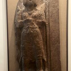 Statue du 12ème, guerrier ou guerrière, je la trouve superbe.