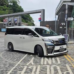 solche Monster-Autos sehen wir viele hier