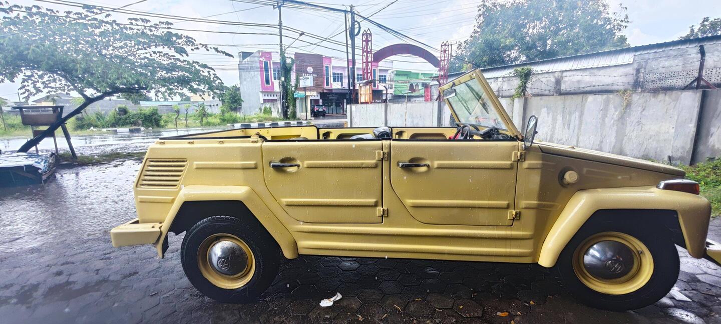 Carro de um estrangeiro que cá vive, abrigou se da chuva forte que caia onde eu estava também.