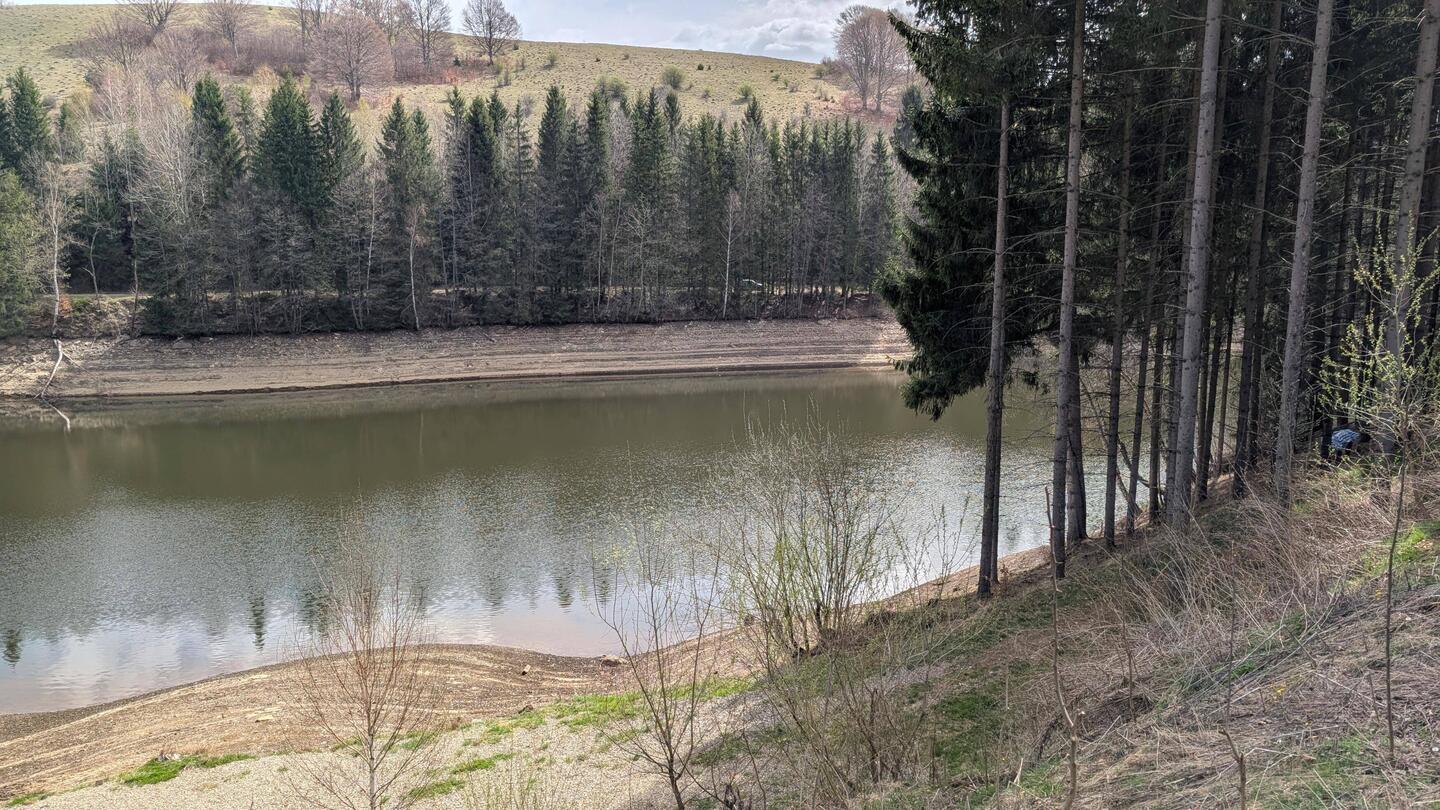 Der bekannte Bade-Stausee Statiunea trei API im Winterzustand