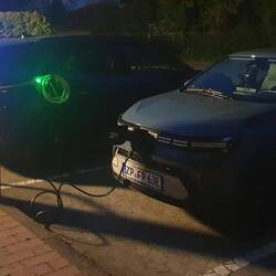 Angeschlossen und in 2 Stunden und 27 Minuten muss ich den Dacia abstöpselnn