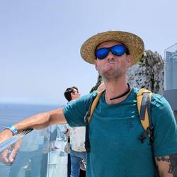 Schnell das Brötchen in den Mund bevor die Affen kommen 😱