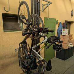 Fahrräder aufhängen - gar nicht so leicht