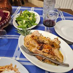 Zweite Vorspeise war Pasta in einer speziellen Soße und danach schweinebraten mit grünem Salat