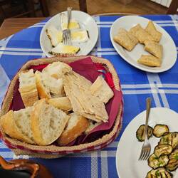 Gegrillte Auberginen und Ricotta mit Honig dazu diverse Brote