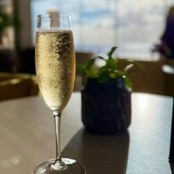 Wir nehmen dieses einmalige Erlebnis als Grund, ein Glas Champagner zu trinken