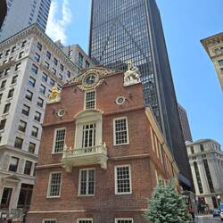 Das 1713 errichtete Old State House ist das älteste erhaltene öffentliche Gebäude Bostons