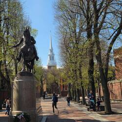 Old North Church - die älteste Kirche Bostons, vorn Denkmal Paul Reveres