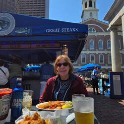 Im Hintergrund Faneuil Hall