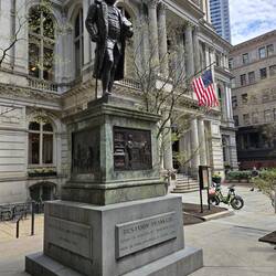 Statue von Benjamin Franklin vor der Boston Latin School
