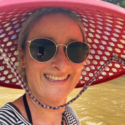 Das Band stank übrigens ganz schön. Ich war wohl nicht die erste, die den Hut trug 😬.