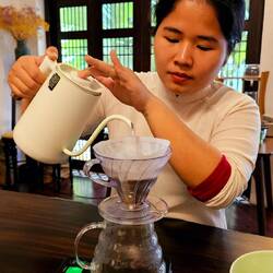 Wasser- und Kaffeemenge wird exakt abgewogen.