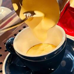 Der berühmte EggCoffe bei der Herstellung