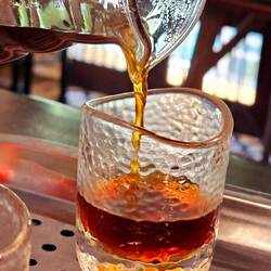 Und rein mit dem Arabica Kaffee ins Glas.