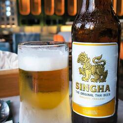 Eiskaltes Bier im gefrosteten Glas.