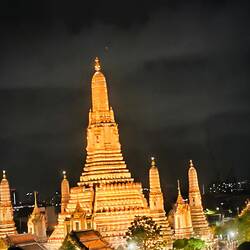 Vollgefressen und durchgeschwitzt 5 Stockwerke zu Fuß in eine Roof-top Bar.