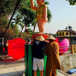 Der Feiertagsbuddha wird aufgestellt.