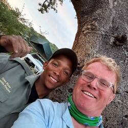 ...wie immer strahlende Lachen und "Welcome, Welcome", hier vom Joe unter'm Baobab..