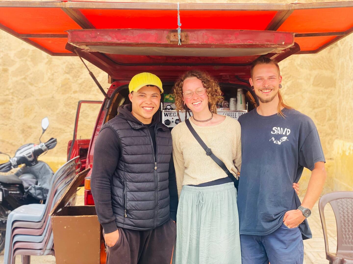 Wir vor dem "Kaffee-Auto" mit Mohammed