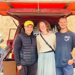 Wir vor dem "Kaffee-Auto" mit Mohammed