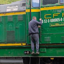 Der Lokführer erklimmt seinen Arbeitsplatz