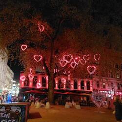 Der Hans-Albers-Platz im Finstern