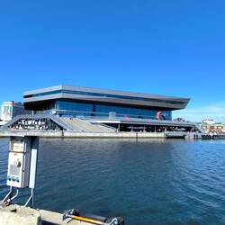 Das Dokk1 ist ein riesiges Bürgerzentrum im dänischen Aarhus, um das ein neuer Stadtteil entstanden