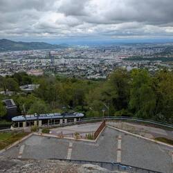 Mit Straßenbahn und dem weiteren Verlauf der Donau im Hintergrund