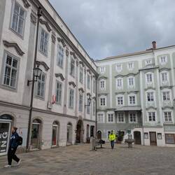 Links das Mozarthaus