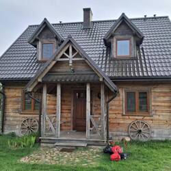 Ale dzięki temu śpię w tej chacie w znowu dyskontowej cenie😉