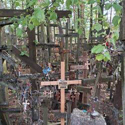 Niezliczone ilości krzyży, różańców, obrazków itp