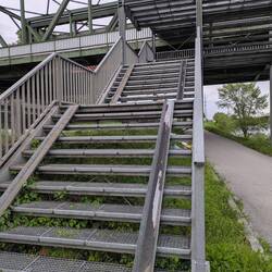 Hier führt der offizielle Radweg zur anderen Uferseite