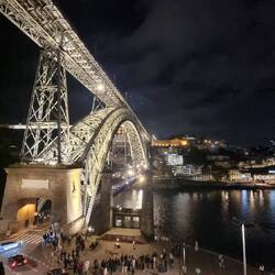 In luftiger Höhe kann man die Brücke zu Fuß überqueren