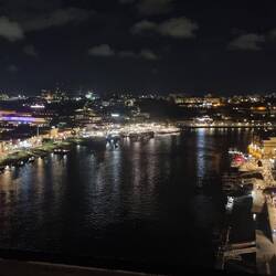 Blick von der Brücke auf beide Seiten des Flusses