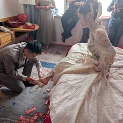 Wedding day: Ceremony of putting on the shoes